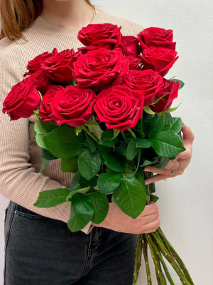 Цветы поштучно: Роза Россия «Red Naomi»